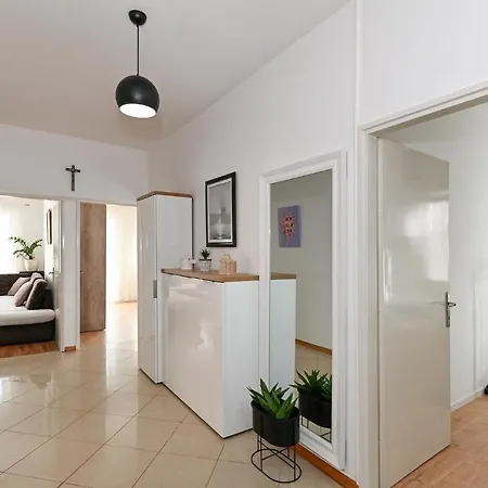 House Irena 1 *