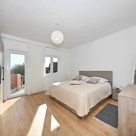 House Irena 1 아파트 *