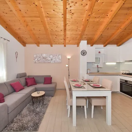 House Irena 1 아파트 *