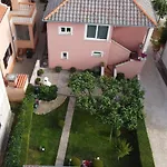 Appartement House Irena 1 *