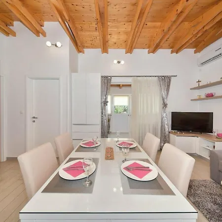 House Irena 1 *