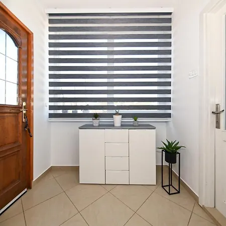 House Irena 1 *